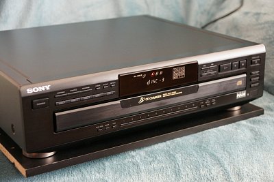 Sony CDP-CE405 (měnič na 5 CD)